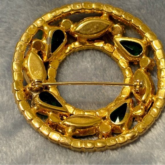 Vintage gold tone circular wreath Brooch with Green/white rhinestones. - Picture 3 of 13